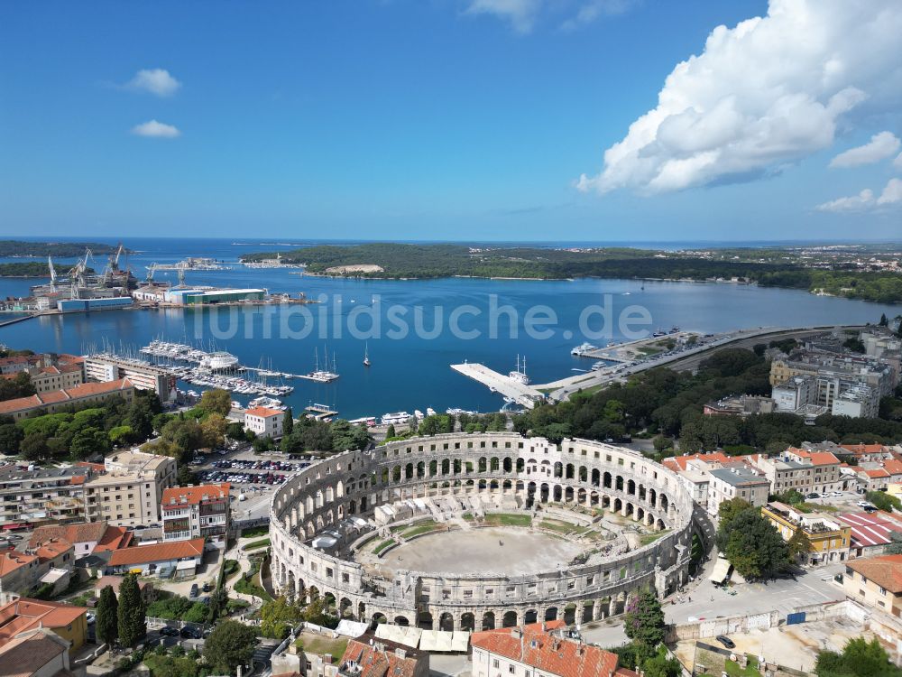 Pula aus der Vogelperspektive: Tourismus- Attraktion und Sehenswürdigkeit Amphitheater Pula - Pulska Arena in Pula in Istirien - Istarska zupanija, Kroatien