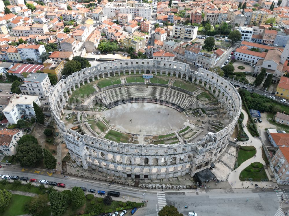 Luftbild Pula - Tourismus- Attraktion und Sehenswürdigkeit Amphitheater Pula - Pulska Arena in Pula in Istirien - Istarska zupanija, Kroatien