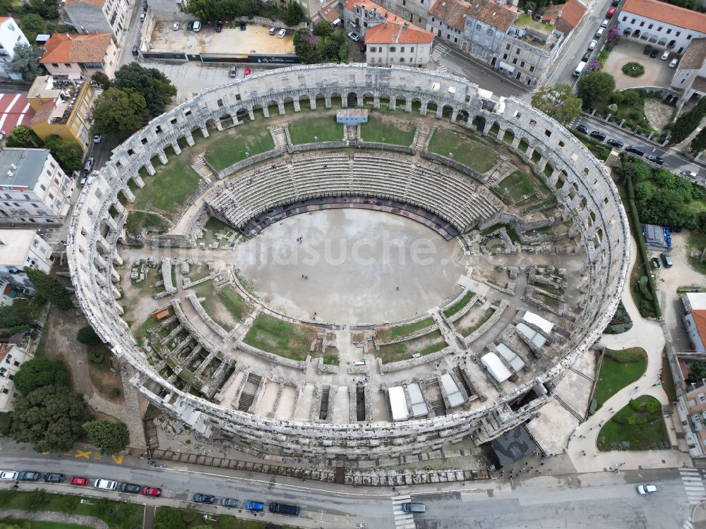 Luftaufnahme Pula - Tourismus- Attraktion und Sehenswürdigkeit Amphitheater Pula - Pulska Arena in Pula in Istirien - Istarska zupanija, Kroatien