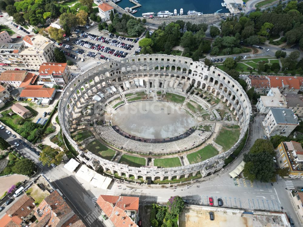 Pula von oben - Tourismus- Attraktion und Sehenswürdigkeit Amphitheater Pula - Pulska Arena in Pula in Istirien - Istarska zupanija, Kroatien