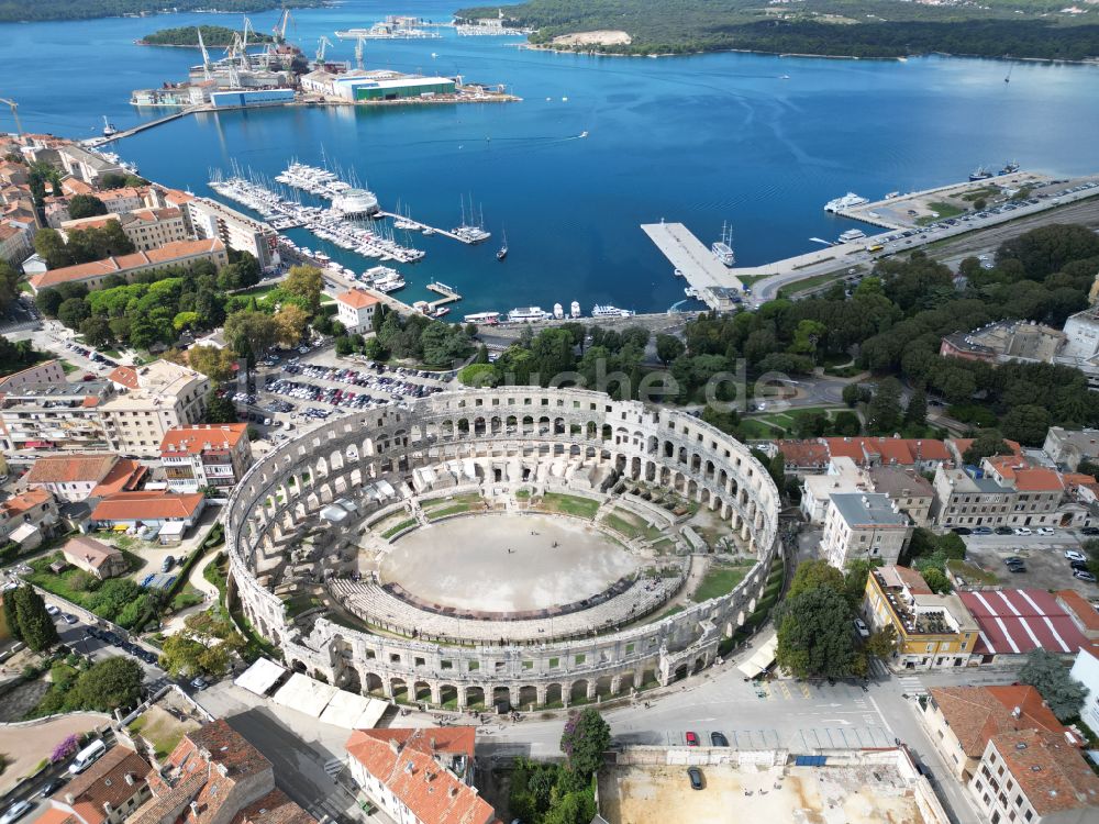 Pula aus der Vogelperspektive: Tourismus- Attraktion und Sehenswürdigkeit Amphitheater Pula - Pulska Arena in Pula in Istirien - Istarska zupanija, Kroatien