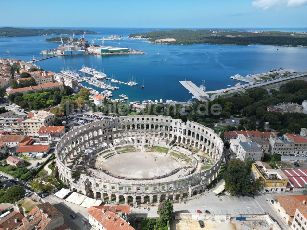 Luftbild Pula - Tourismus- Attraktion und Sehenswürdigkeit Amphitheater Pula - Pulska Arena in Pula in Istirien - Istarska zupanija, Kroatien