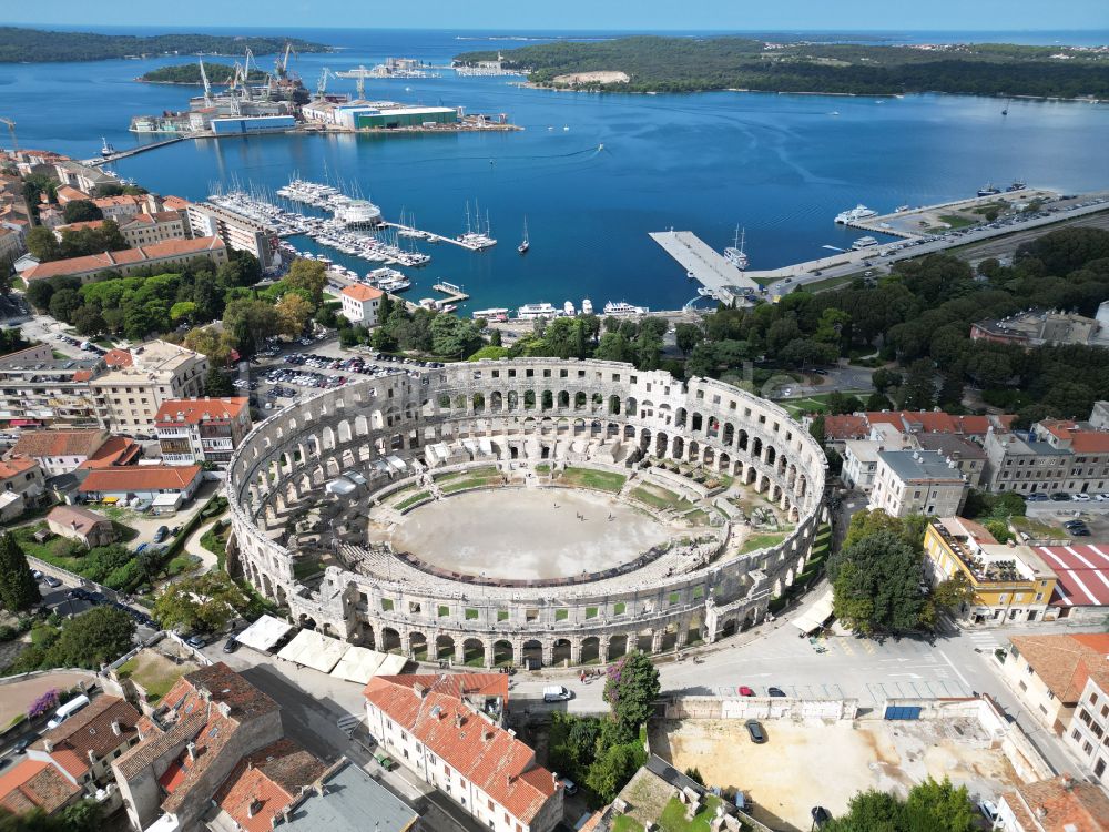 Luftaufnahme Pula - Tourismus- Attraktion und Sehenswürdigkeit Amphitheater Pula - Pulska Arena in Pula in Istirien - Istarska zupanija, Kroatien