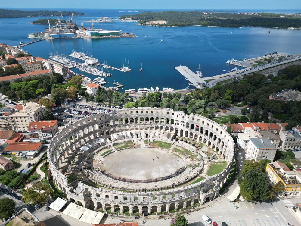 Pula von oben - Tourismus- Attraktion und Sehenswürdigkeit Amphitheater Pula - Pulska Arena in Pula in Istirien - Istarska zupanija, Kroatien