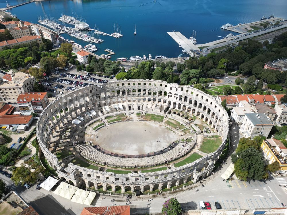 Pula aus der Vogelperspektive: Tourismus- Attraktion und Sehenswürdigkeit Amphitheater Pula - Pulska Arena in Pula in Istirien - Istarska zupanija, Kroatien