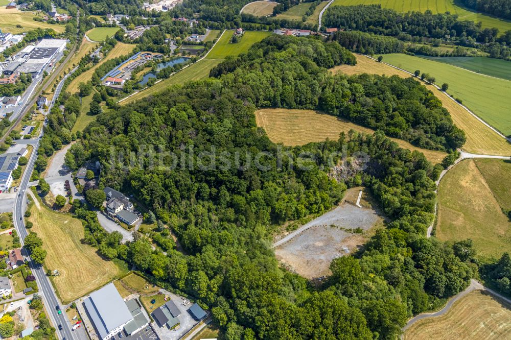 Balve aus der Vogelperspektive: Tourismus- Attraktion und Sehenswürdigkeit Balver Höhle im Ortsteil Helle in Balve im Bundesland Nordrhein-Westfalen, Deutschland