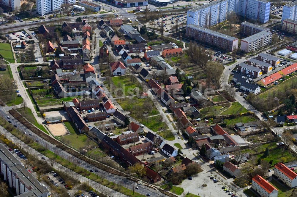 Luftaufnahme Berlin - Tourismus- Attraktion und Sehenswürdigkeit des Dorfkern Alt-Marzahn im Ortsteil Marzahn in Berlin, Deutschland