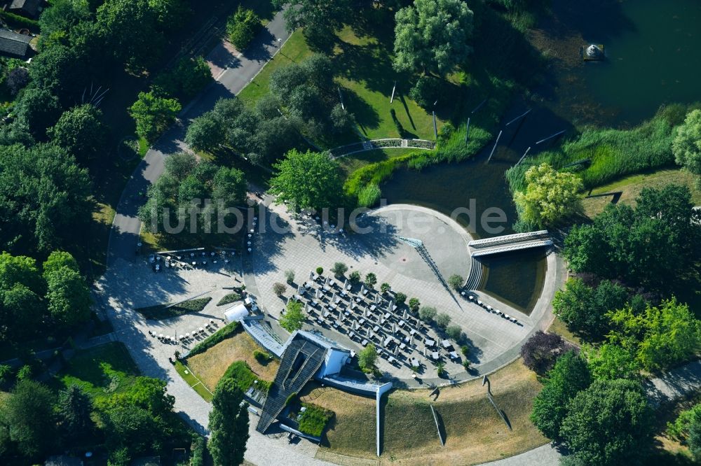 Luftbild Berlin - Tourismus- Attraktion und Sehenswürdigkeit Größte Sonnenuhr Europas im Britzer Garten im Ortsteil Neukölln in Berlin, Deutschland