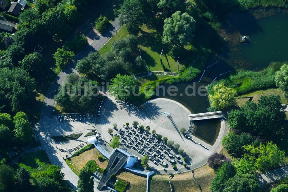 Luftaufnahme Berlin - Tourismus- Attraktion und Sehenswürdigkeit Größte Sonnenuhr Europas im Britzer Garten im Ortsteil Neukölln in Berlin, Deutschland