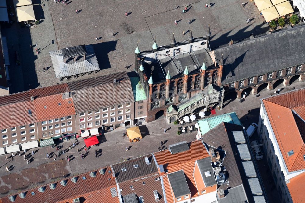 Luftaufnahme Lübeck - Tourismus- Attraktion und Sehenswürdigkeit Historische Rathaustreppe Lübeck im Ortsteil Innenstadt in Lübeck im Bundesland Schleswig-Holstein, Deutschland