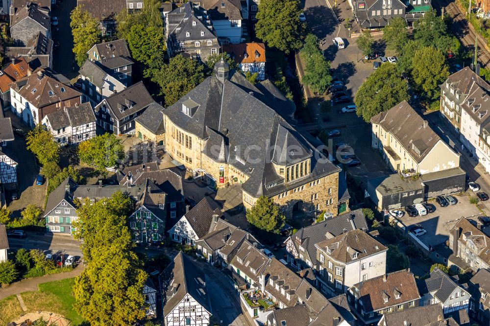 Velbert aus der Vogelperspektive: Tourismus- Attraktion und Sehenswürdigkeit Historisches Bürgerhaus Langenberg an der Hauptstraße im Ortsteil Langenberg in Velbert im Bundesland Nordrhein-Westfalen, Deutschland