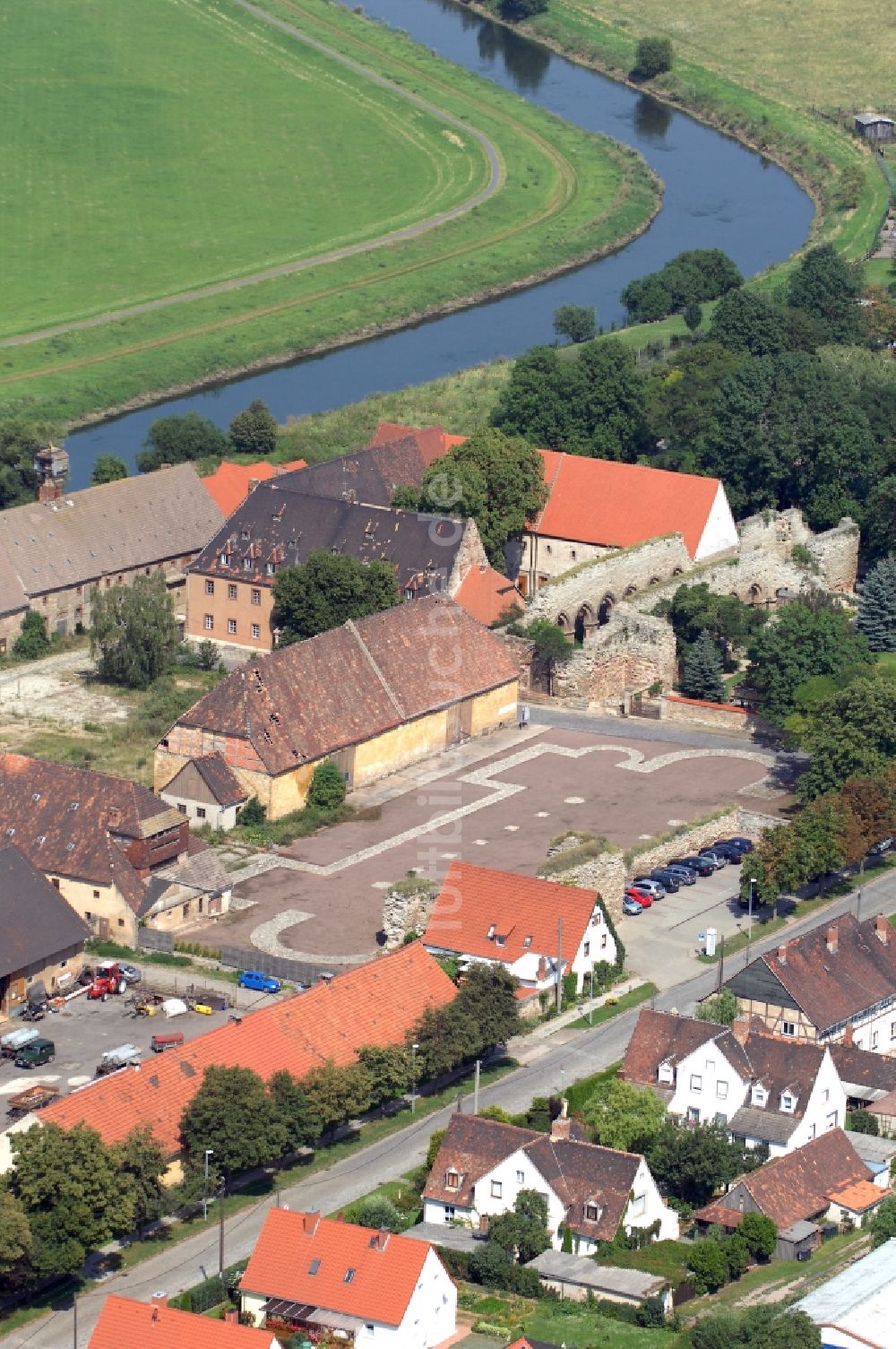 Kaiserpfalz aus der Vogelperspektive: Tourismus- Attraktion und Sehenswürdigkeit Stiftung Kloster und Kaiserpfalz Memleben in Kaiserpfalz im Bundesland Sachsen-Anhalt, Deutschland