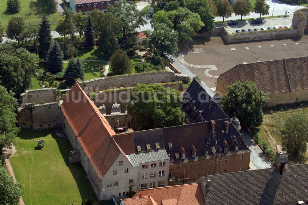 Kaiserpfalz von oben - Tourismus- Attraktion und Sehenswürdigkeit Stiftung Kloster und Kaiserpfalz Memleben in Kaiserpfalz im Bundesland Sachsen-Anhalt, Deutschland