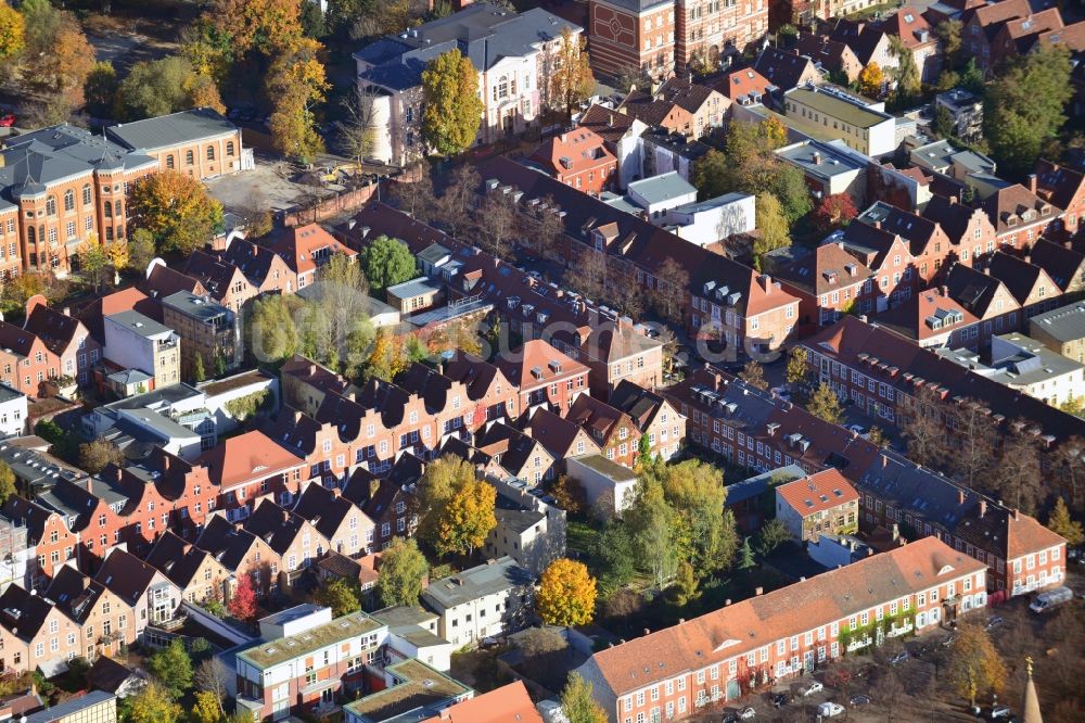 Potsdam aus der Vogelperspektive: Tourismus- Attraktion und Sehenswürdigkeit des Wohngebietes Holländisches Viertel - Holländerviertel im Ortsteil Nördliche Innenstadt in Potsdam im Bundesland Brandenburg, Deutschland