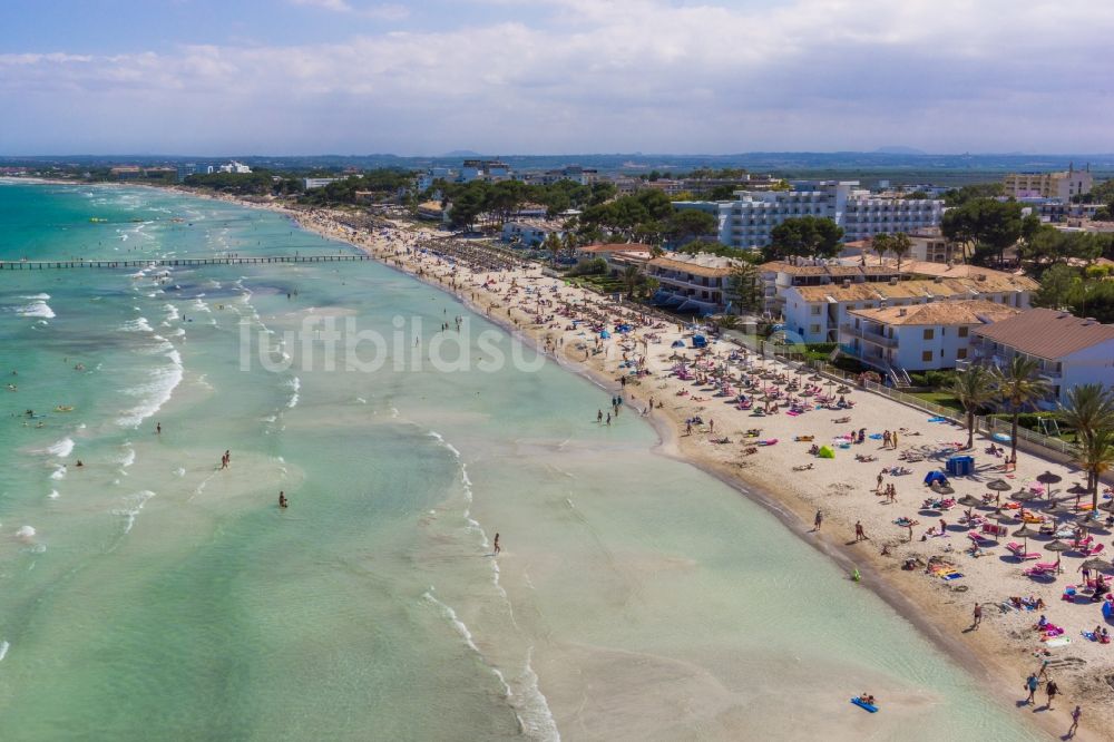 Can Picafort von oben - Tourismus am Strand von Can Picafort an der Mittelmeerküste der der spanischen Baleareninsel Mallorca in Spanien