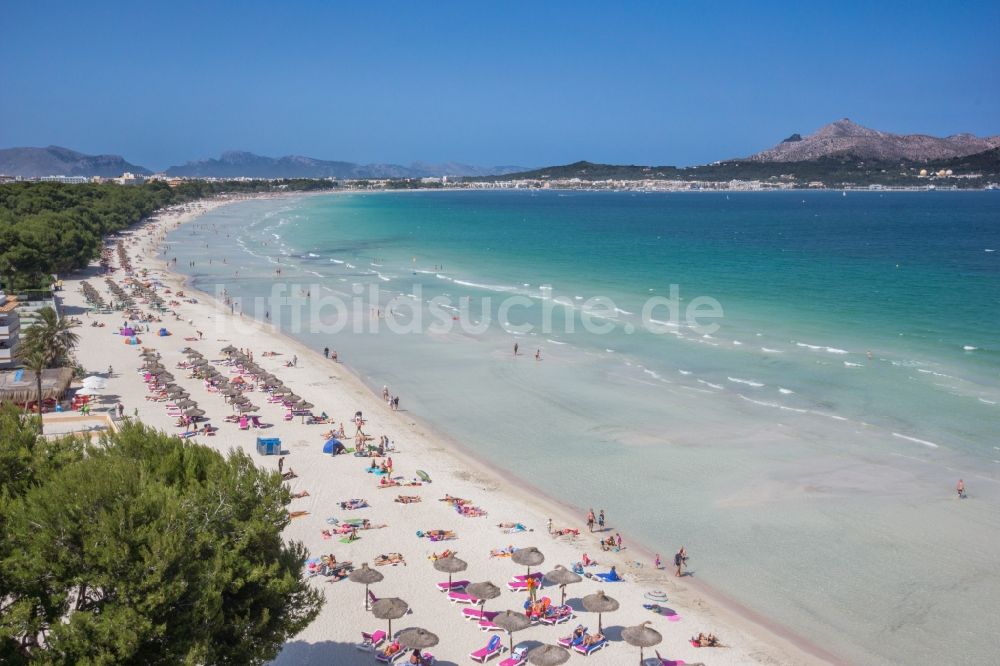 Luftbild Can Picafort - Tourismus am Strand von Can Picafort an der Mittelmeerküste der der spanischen Baleareninsel Mallorca in Spanien