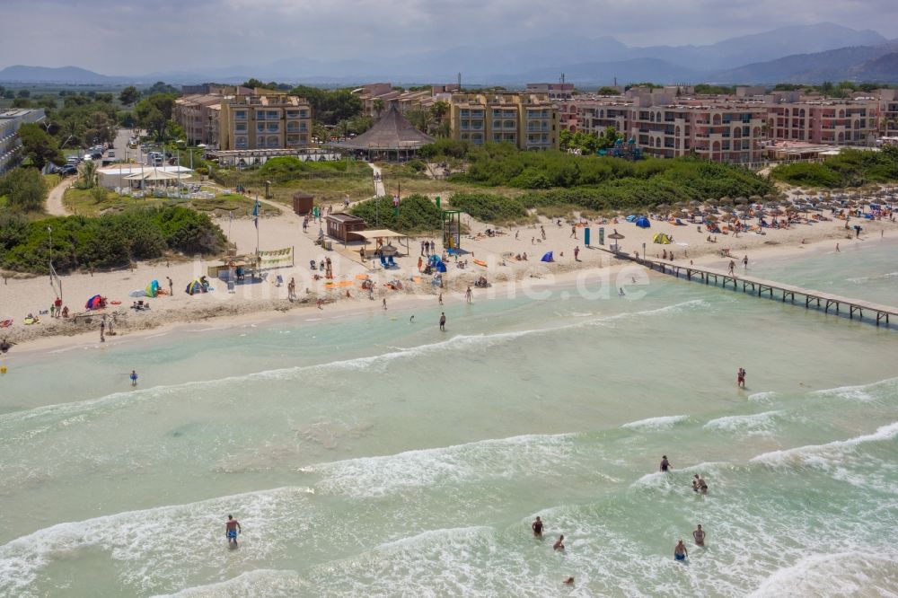 Can Picafort aus der Vogelperspektive: Tourismus am Strand von Can Picafort an der Mittelmeerküste der der spanischen Baleareninsel Mallorca in Spanien