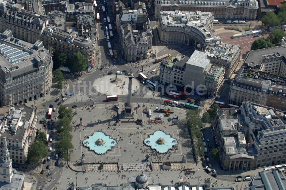 London von oben - Touristenattraktion und zentraler Treffpunkt in London: Trafalgar Square mit Nelson-Denkmal und Fontänen