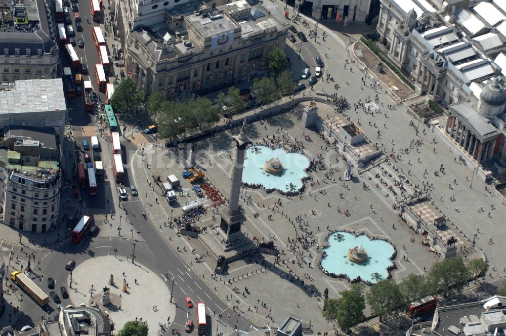 Luftaufnahme London - Touristenattraktion und zentraler Treffpunkt in London: Trafalgar Square mit Nelson-Denkmal und Fontänen