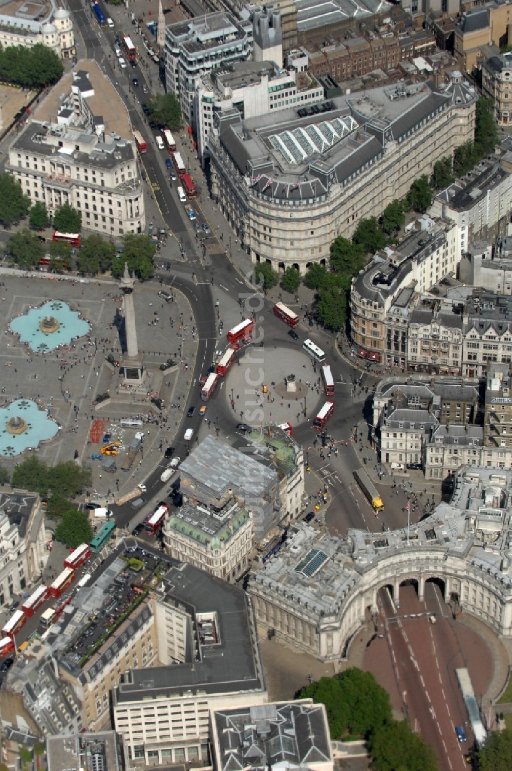 Luftbild London - Touristenattraktion und zentraler Treffpunkt in London: Trafalgar Square mit Nelson-Denkmal und Fontänen