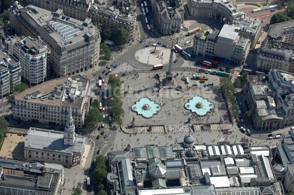 London von oben - Touristenattraktion und zentraler Treffpunkt in London: Trafalgar Square mit Nelson-Denkmal und Fontänen