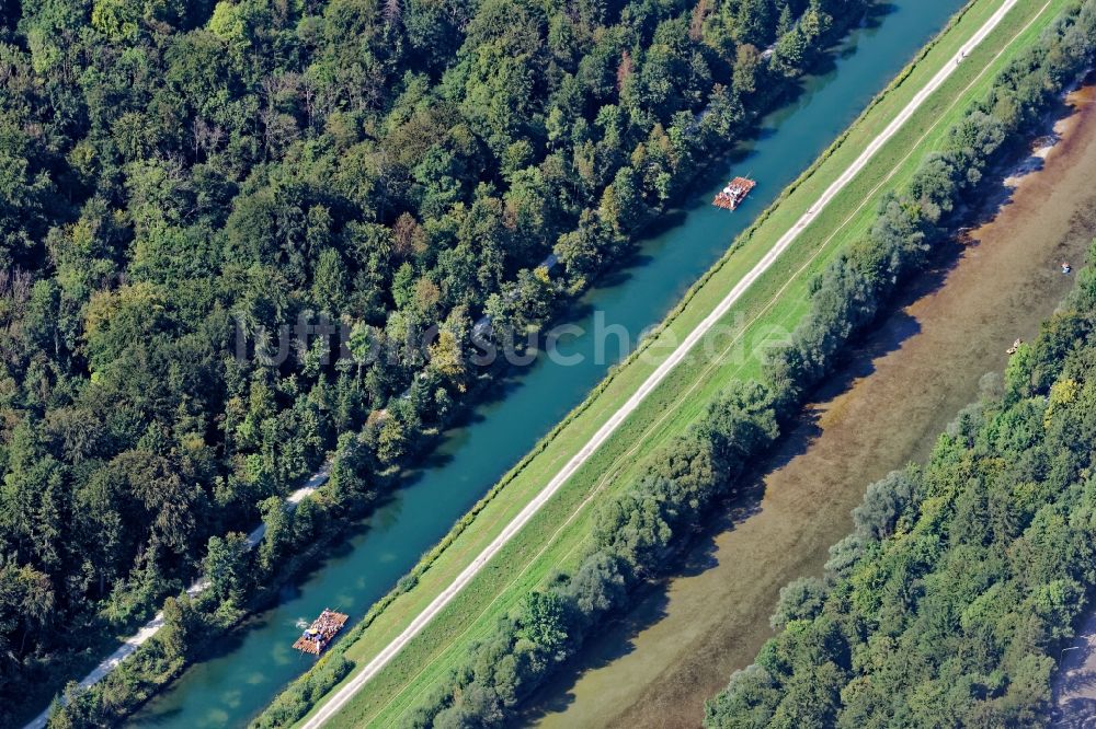 Luftbild Pullach im Isartal - Touristische Floßfahrt auf der Isar bei Grünwald im Bundesland Bayern