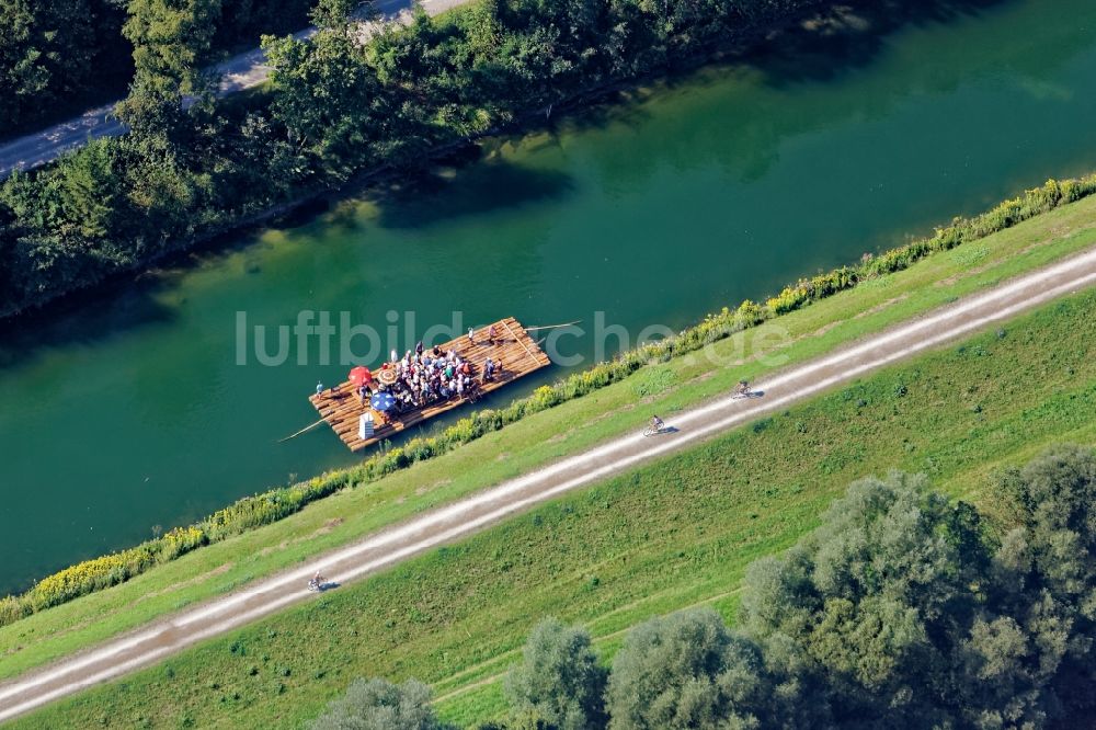 Luftaufnahme Pullach im Isartal - Touristische Floßfahrt auf der Isar bei Grünwald im Bundesland Bayern