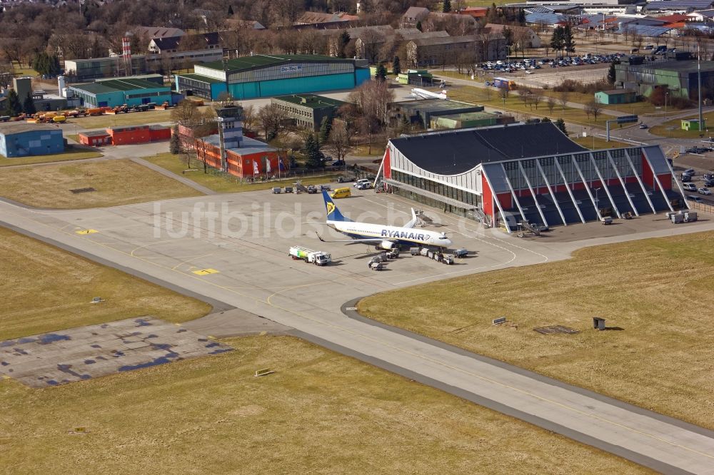 Luftbild Memmingerberg - Tower, Abfertigungs- Gebäude und Terminal auf dem Gelände des Flughafen Allgäu-Airport EDJA in Memmingerberg im Bundesland Bayern