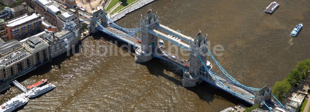 London aus der Vogelperspektive: Tower Bridge über den Flußverlauf der Themse in London in England, Vereinigtes Königreich