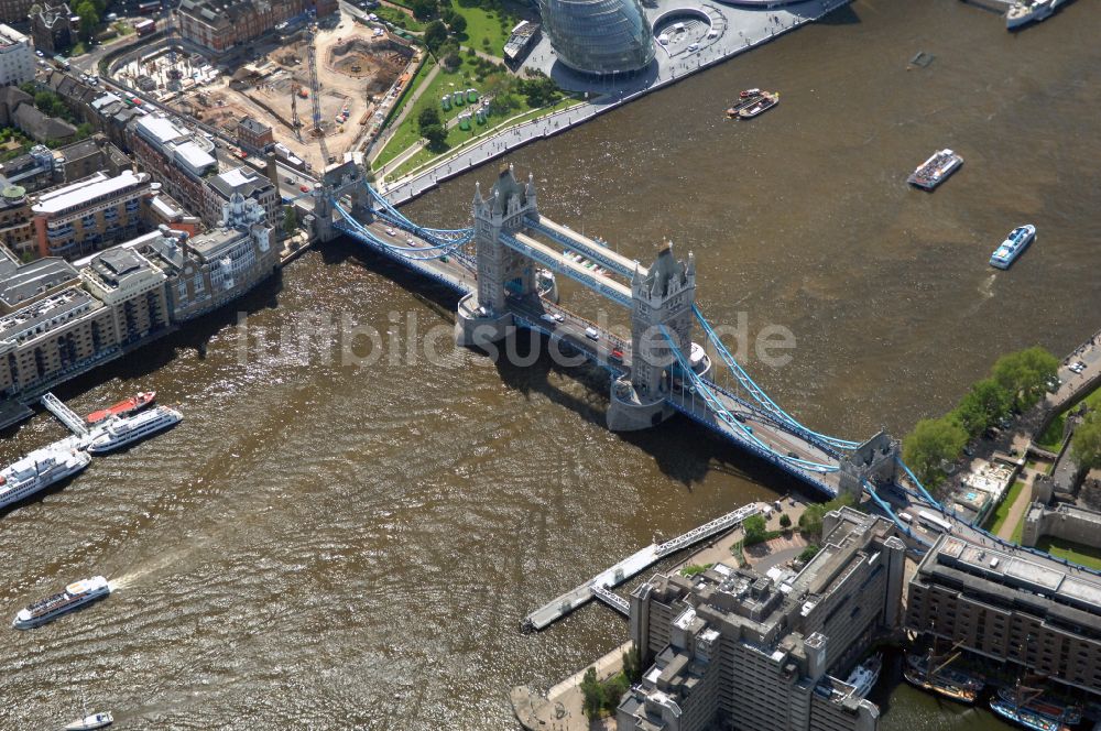 Luftbild London - Tower Bridge über den Flußverlauf der Themse in London in England, Vereinigtes Königreich