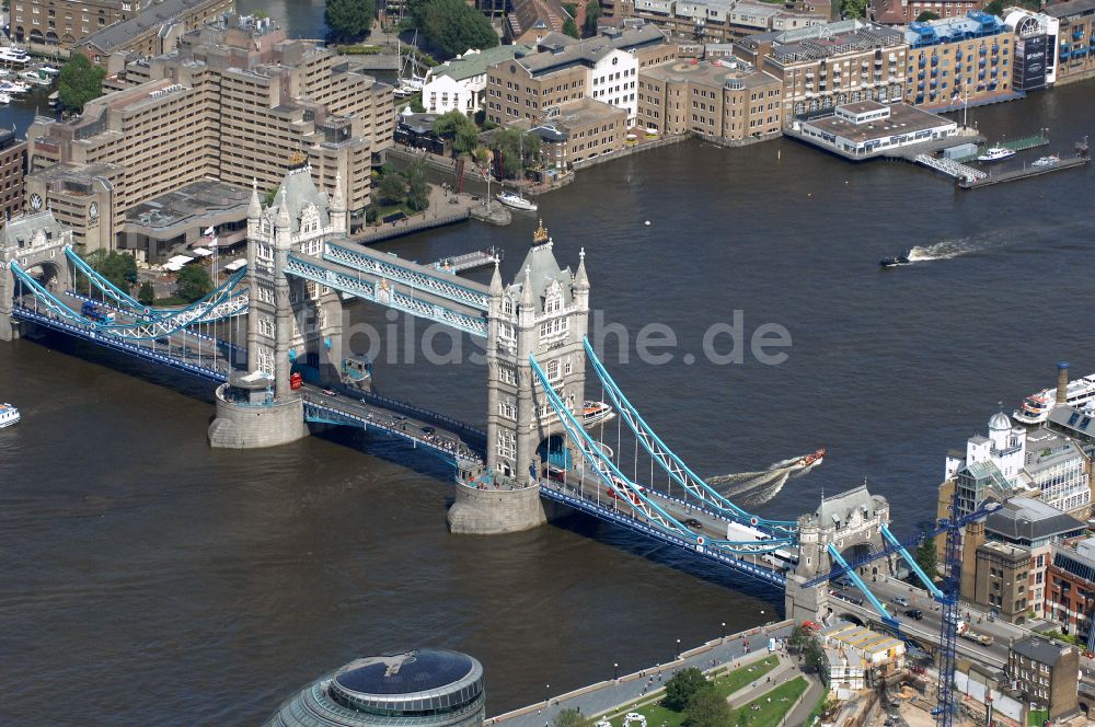 Luftaufnahme London - Tower Bridge über den Flußverlauf der Themse in London in England, Vereinigtes Königreich