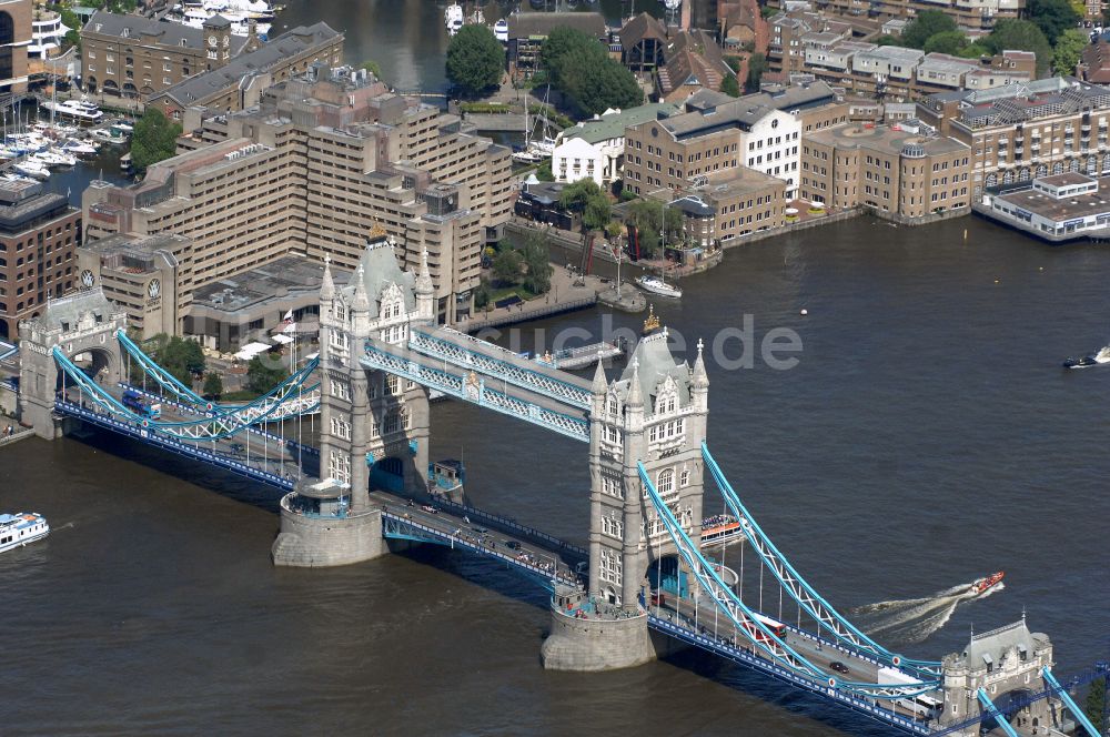 London von oben - Tower Bridge über den Flußverlauf der Themse in London in England, Vereinigtes Königreich