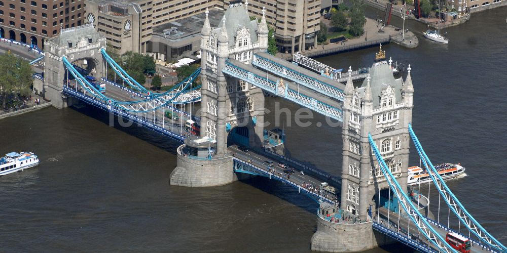 London aus der Vogelperspektive: Tower Bridge über den Flußverlauf der Themse in London in England, Vereinigtes Königreich