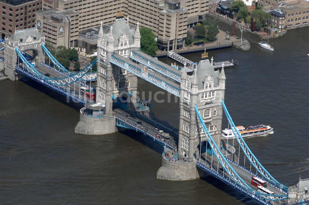 Luftbild London - Tower Bridge über den Flußverlauf der Themse in London in England, Vereinigtes Königreich