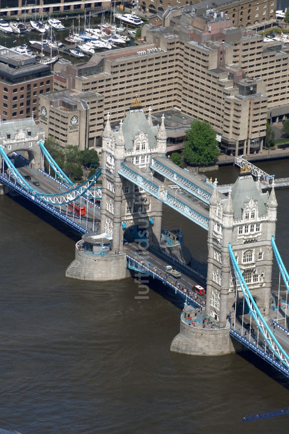 Luftaufnahme London - Tower Bridge über den Flußverlauf der Themse in London in England, Vereinigtes Königreich