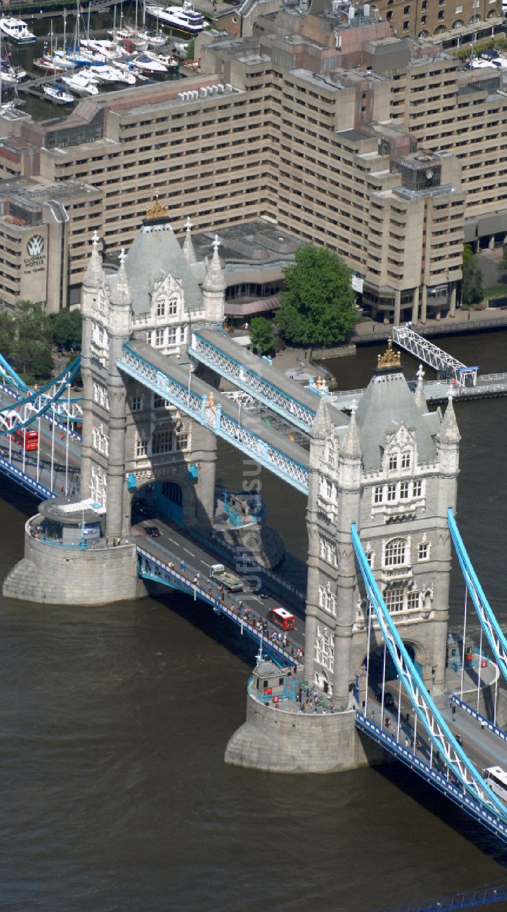 London von oben - Tower Bridge über den Flußverlauf der Themse in London in England, Vereinigtes Königreich