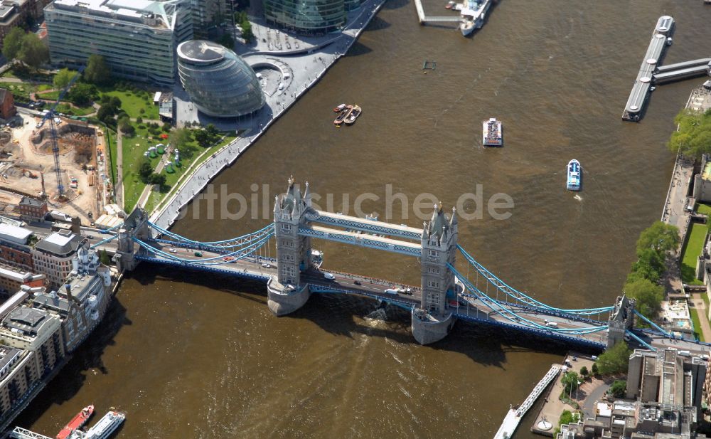 London aus der Vogelperspektive: Tower Bridge über den Flußverlauf der Themse in London in England, Vereinigtes Königreich