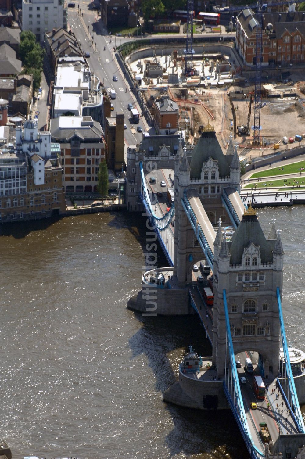 Luftbild London - Tower Bridge über den Flußverlauf der Themse in London in England, Vereinigtes Königreich