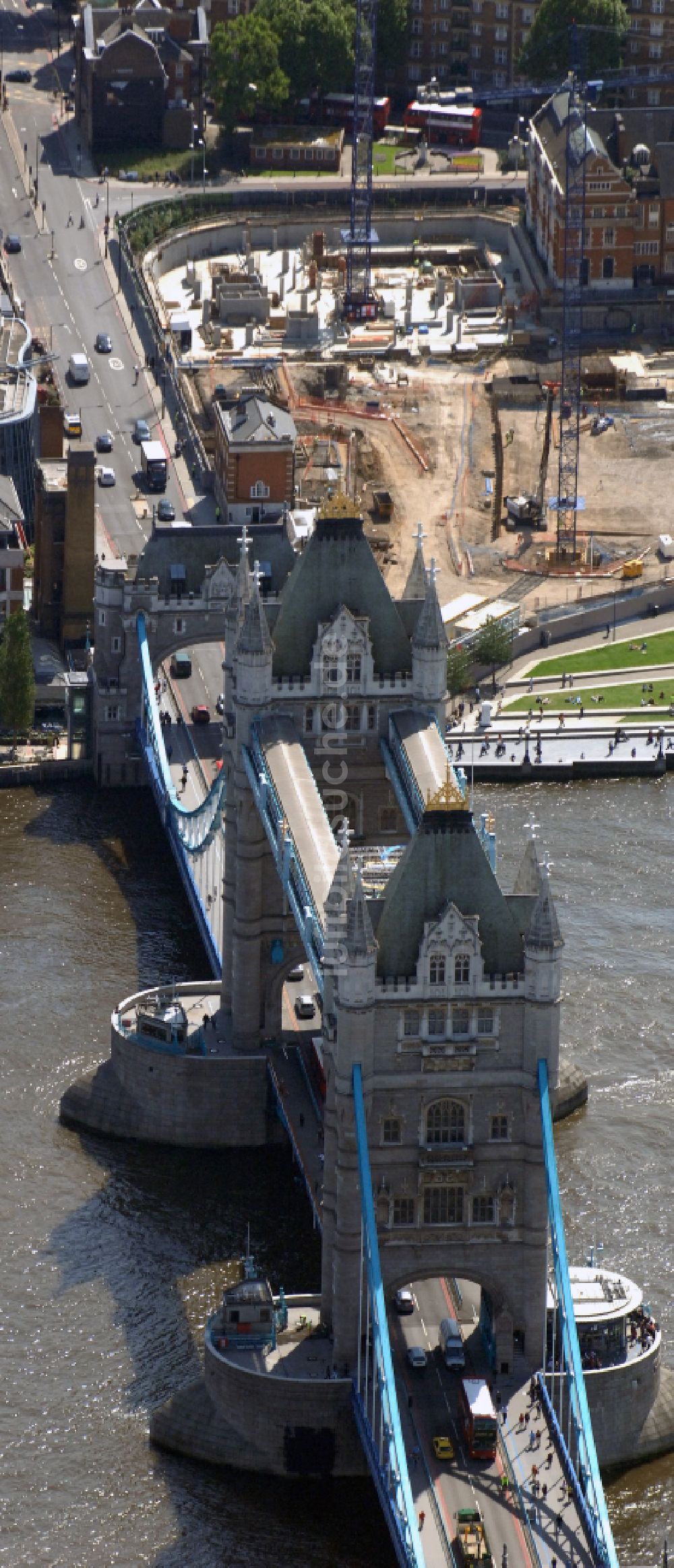 Luftaufnahme London - Tower Bridge über den Flußverlauf der Themse in London in England, Vereinigtes Königreich