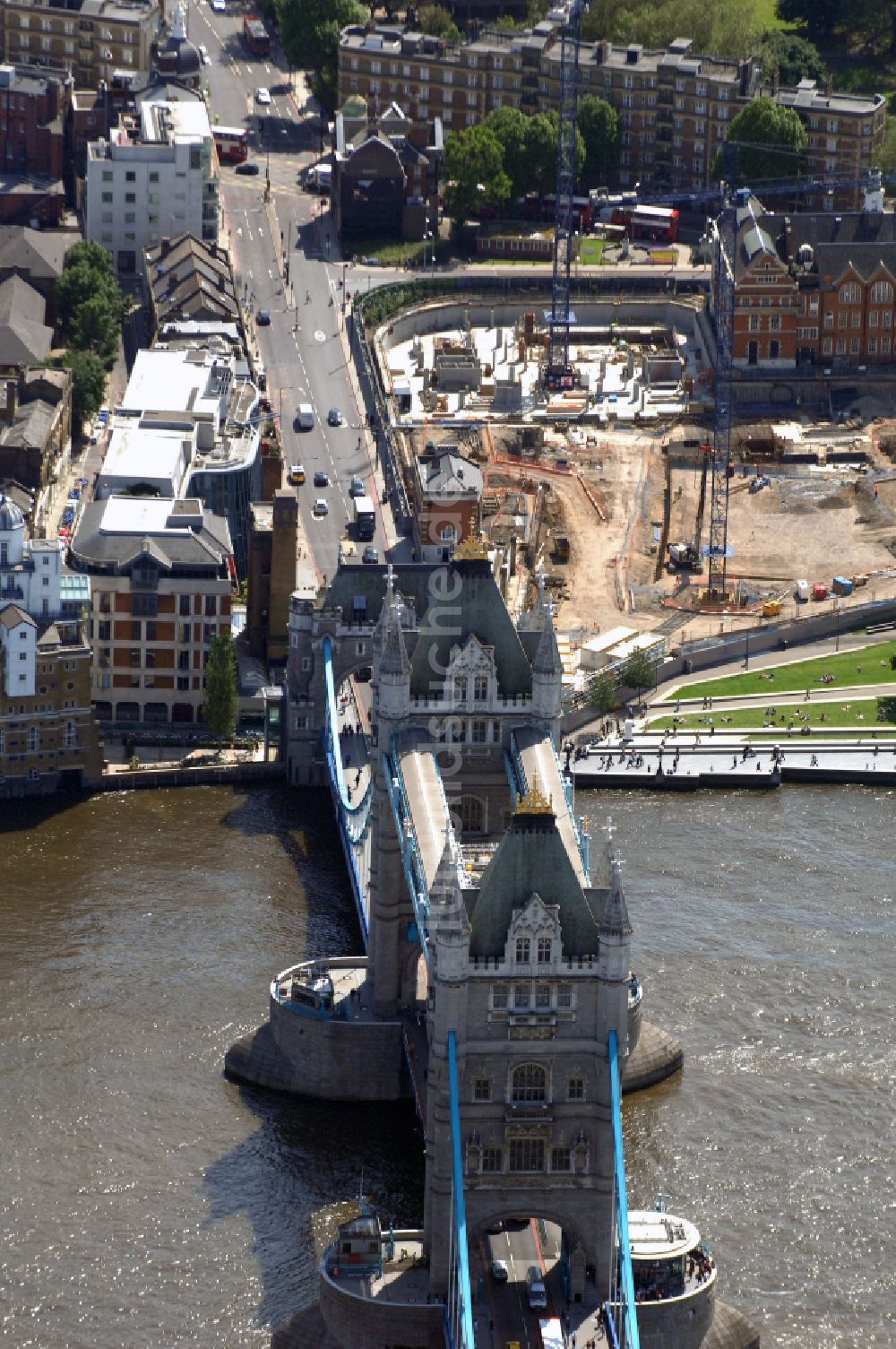 London von oben - Tower Bridge über den Flußverlauf der Themse in London in England, Vereinigtes Königreich