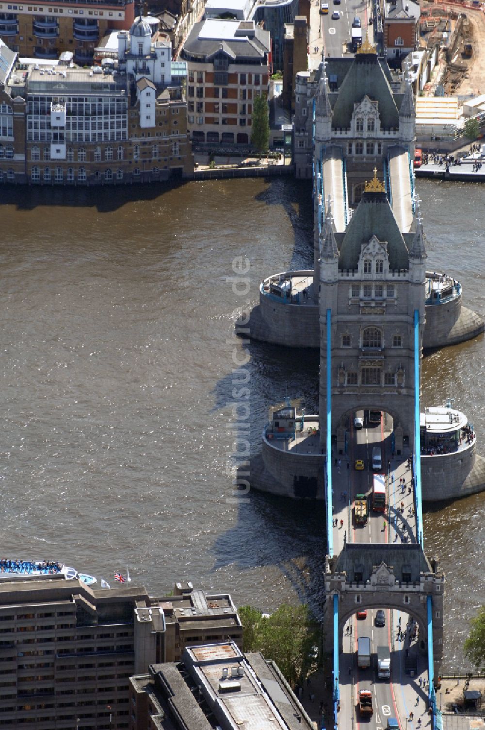 London aus der Vogelperspektive: Tower Bridge über den Flußverlauf der Themse in London in England, Vereinigtes Königreich