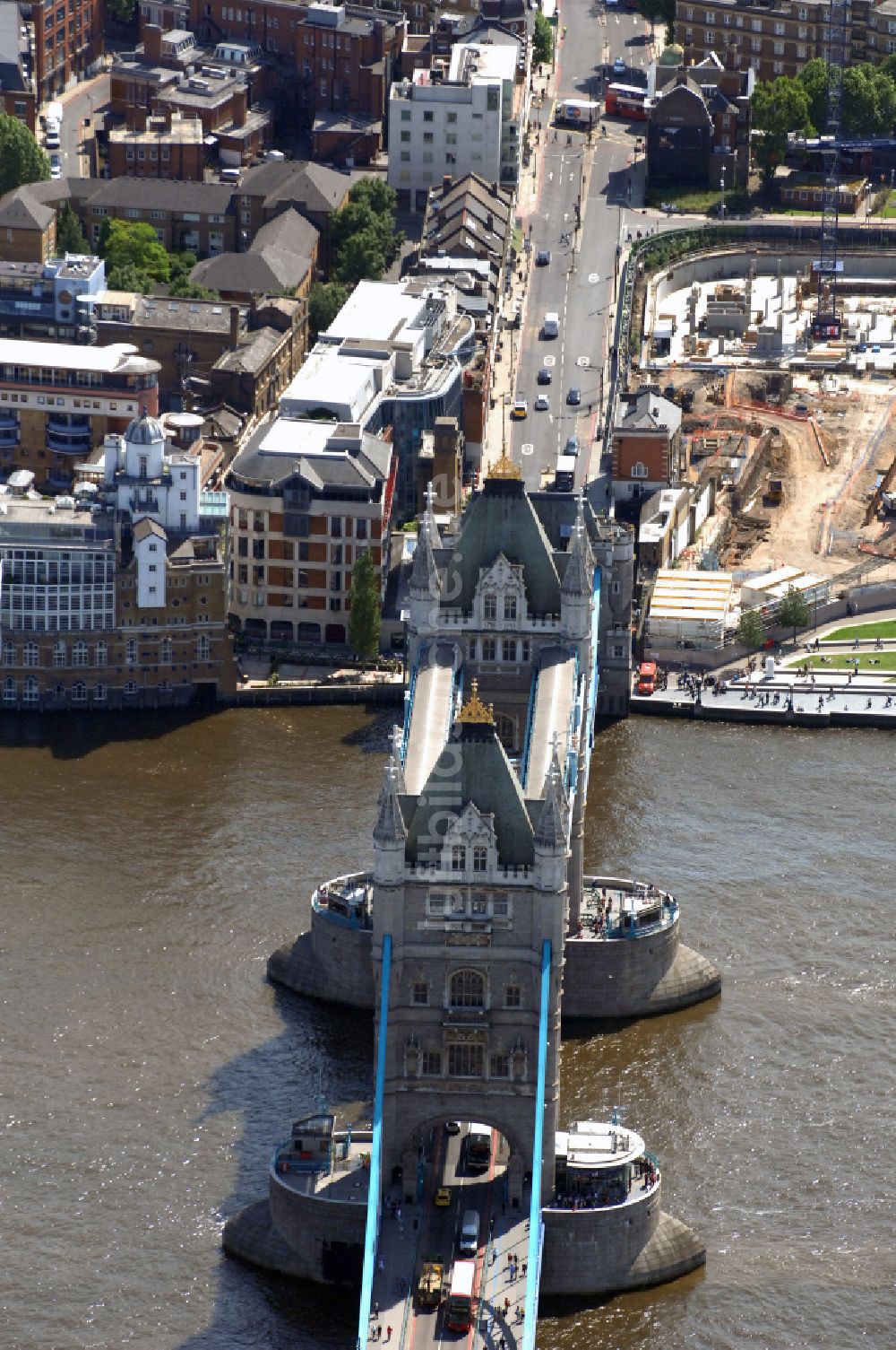 Luftbild London - Tower Bridge über den Flußverlauf der Themse in London in England, Vereinigtes Königreich