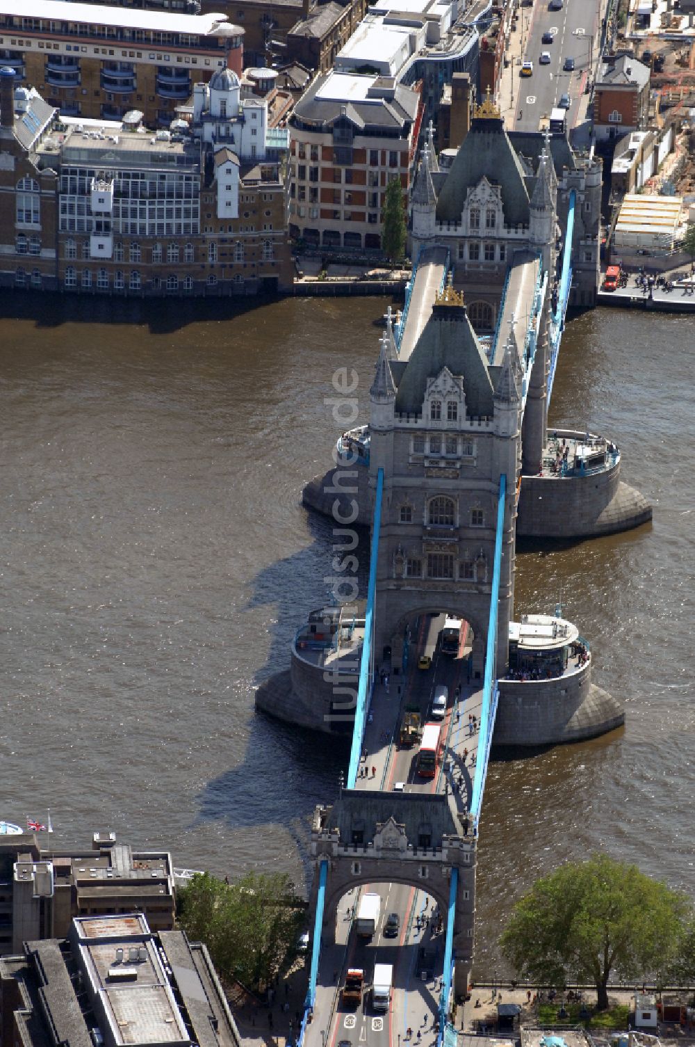 Luftaufnahme London - Tower Bridge über den Flußverlauf der Themse in London in England, Vereinigtes Königreich