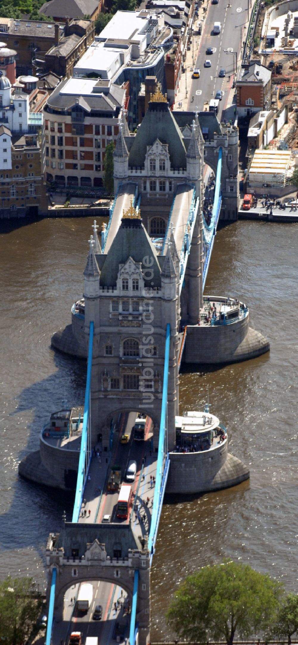 London von oben - Tower Bridge über den Flußverlauf der Themse in London in England, Vereinigtes Königreich