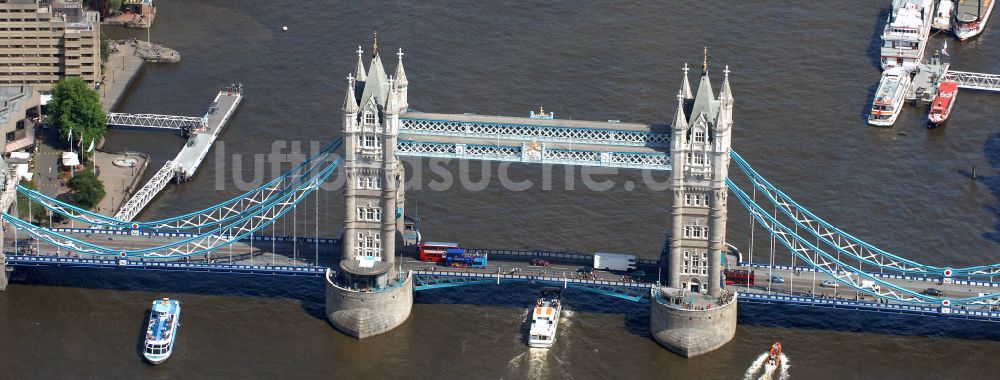 London aus der Vogelperspektive: Tower Bridge über den Flußverlauf der Themse in London in England, Vereinigtes Königreich