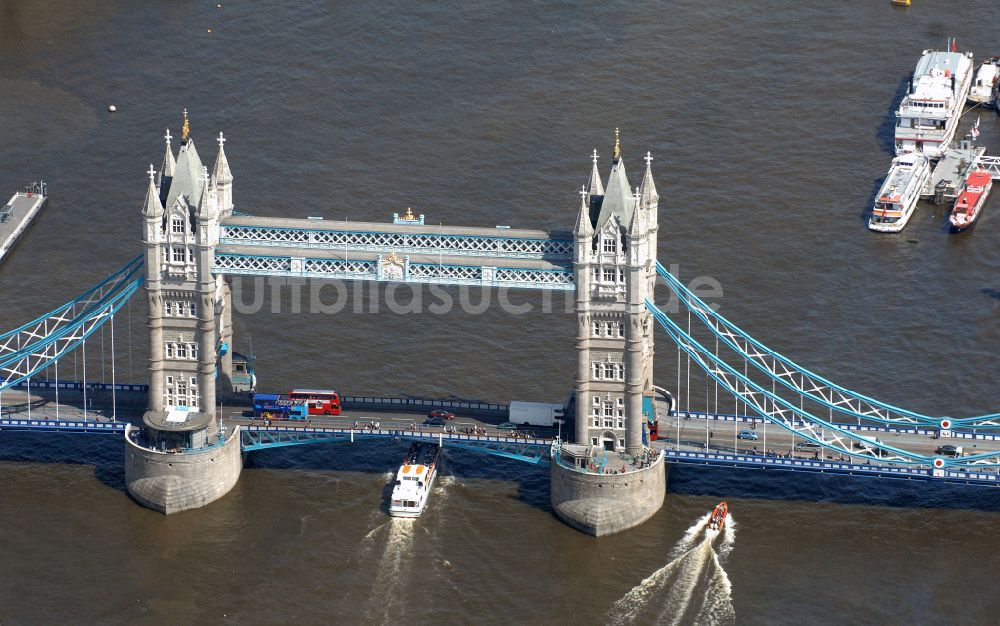 Luftbild London - Tower Bridge über den Flußverlauf der Themse in London in England, Vereinigtes Königreich