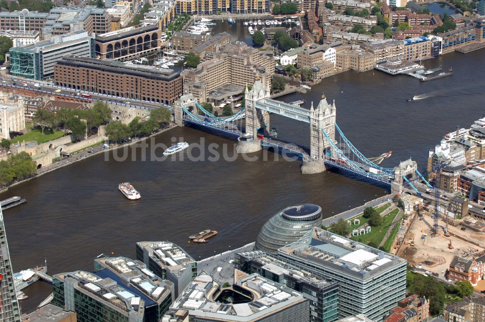 Luftaufnahme London - Tower Bridge über den Flußverlauf der Themse in London in England, Vereinigtes Königreich