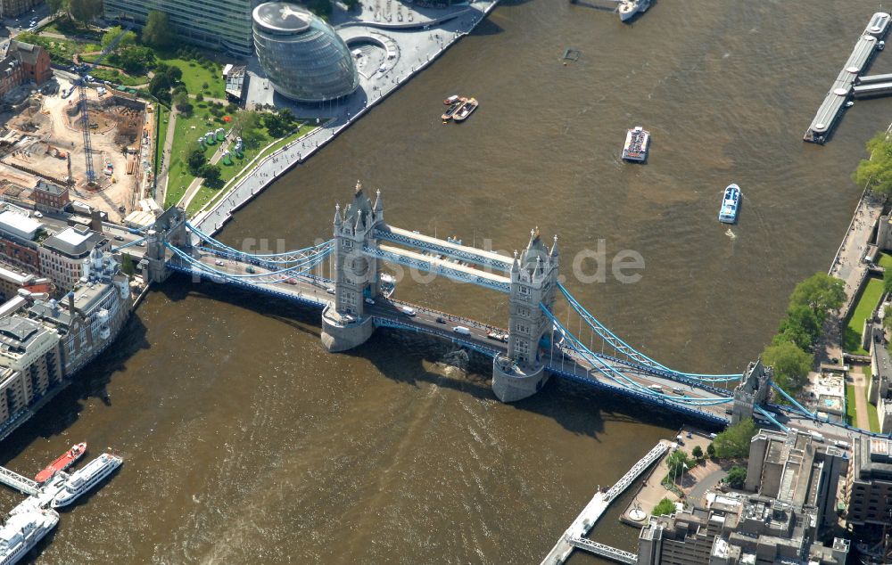 Luftbild London - Tower Bridge über den Flußverlauf der Themse in London in England, Vereinigtes Königreich