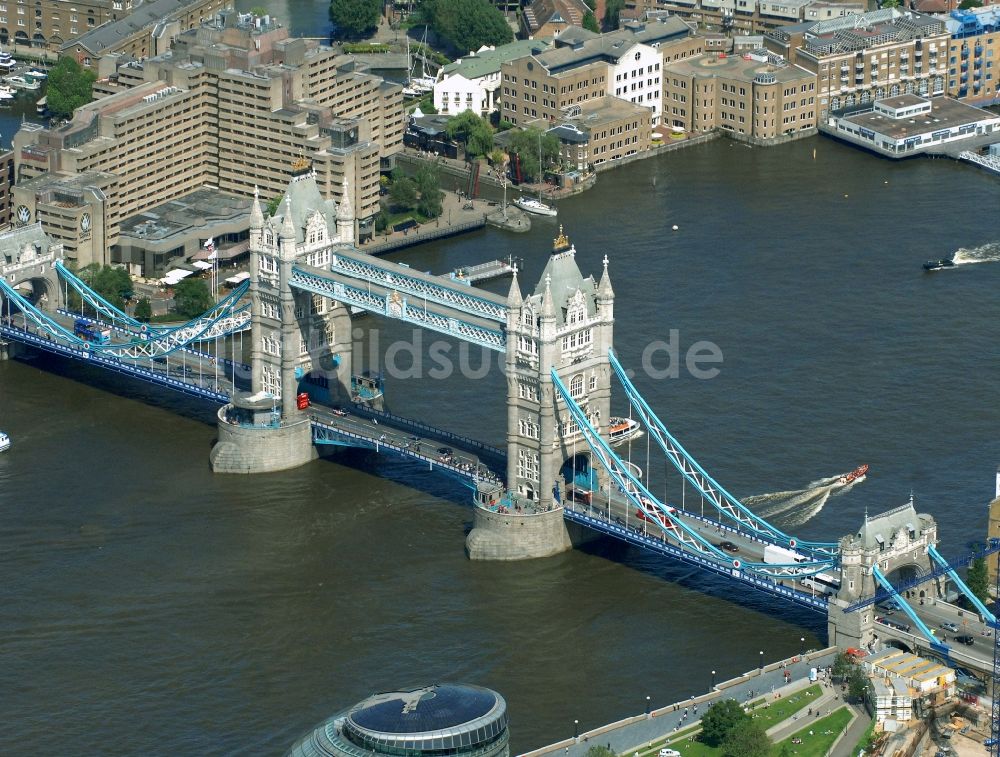 London von oben - Tower Bridge über der Themse - das Wahrzeichen von London