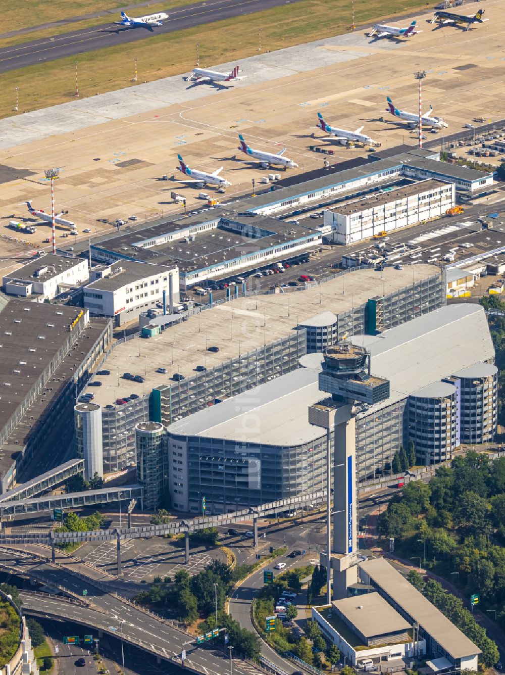 Luftbild Düsseldorf - Tower der Flugsicherung des Flughafen Düsseldorf International im Bundesland Nordrhein-Westfalen